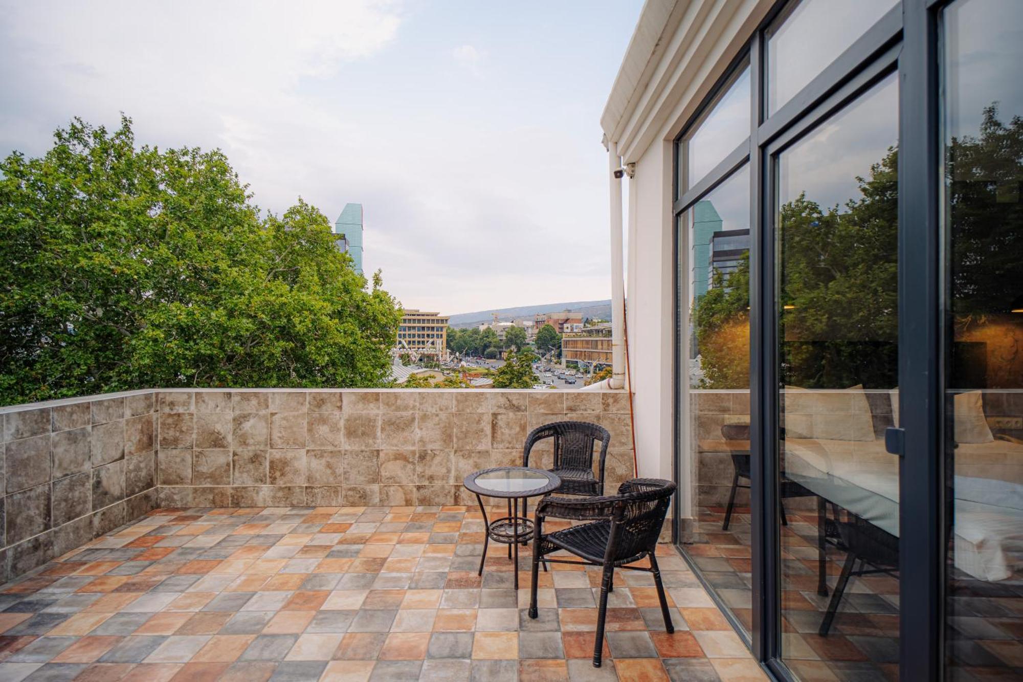 Hotel Day Inn Тбилиси Экстерьер фото